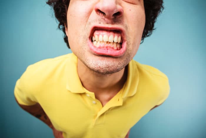 如何摆脱磨牙症的牙齿开裂习惯