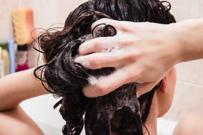停止使用洗发水洗发